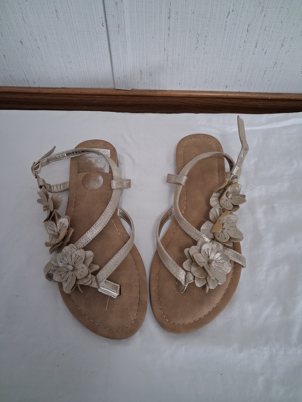 Girls Gold Adjustable Strap Sandals Size 7 With Flowers Brand Andiamo